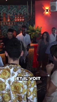 Connais-tu l’histoire du raciste qui rentre dans un bar…