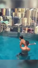 Ronaldo jette son fils par dessus le toît