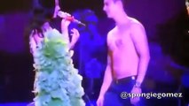 Katy Perry Besa a chico en concierto de manila 2012