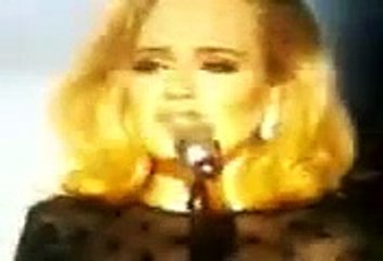 Video herunterladen: Adele performs Rolling In The Deep in Grammys 2012