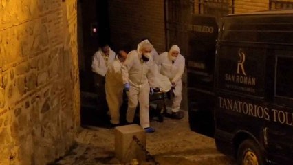 Trasladan uno de los cadáveres hallados en una casa de Toledo