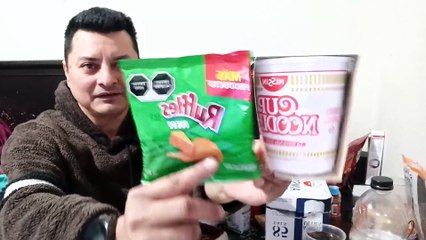 comiendo botanas y bebidas acostado en la cama descansando