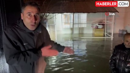 Yüksekova'da evi sular altında kalan 5 nüfuslu aile, akrabalarına sığındı