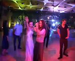 Mujer besa a otra durante su boda