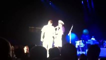 Katy Perry besa a un Marinero durante concierto