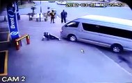 Loco hombre a tropella y golpea a hombre en la calle