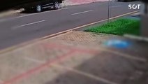 Câmera de segurança registra capotamento de Renault Duster no bairro Alto Alegre, em Cascavel