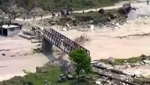 Pared mortal del agua como cascada por inundaciones en Nepal