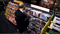 Camara de seguridad capta a policia robando en una tienda