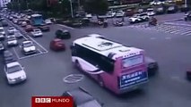 Padre salta de auto en marcha para rescatar a su hija en China