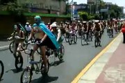 Desnudos exigen respeto a ciclistas en las afueras de las instalaciones de Televisa Chapultepec