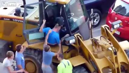 Video herunterladen: Borracho en Bulldozer choca contra vehiculos estacionados