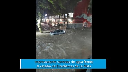 Impresionante cantidad de agua frente al estadio de Estudiantes de La Plata