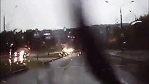 Rayo impacta una camioneta en carretera