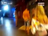 Holandeses  borrachos golpean a un Turco en plena via pública