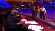 DWTS 2012 La jueza Carrie Ann Inaba CAE DE SU SILLA