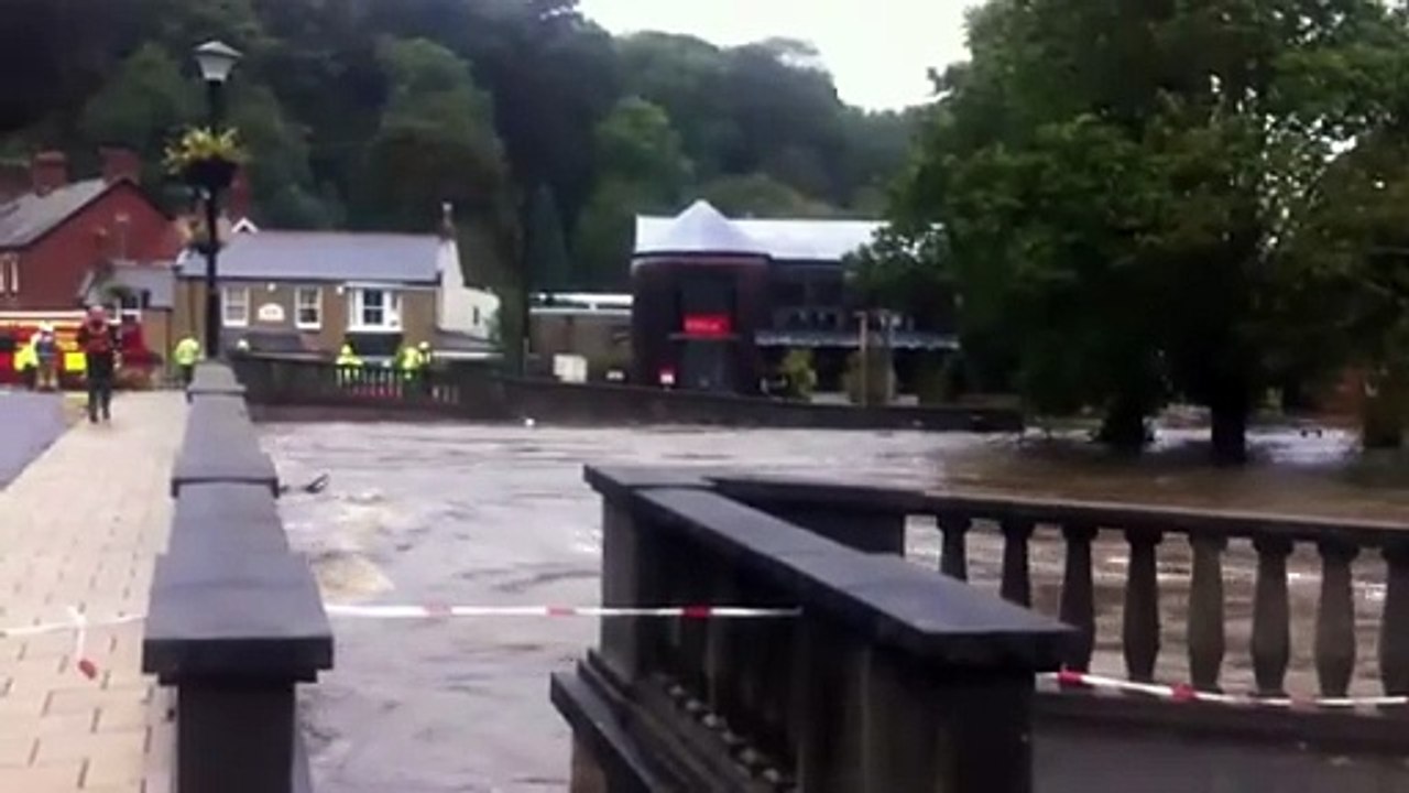 Downpours Cause Flooding In The UK - Vídeo Dailymotion