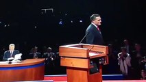MItt Romney Juego de manos con papel en la mano en Debate Presidencial 2012