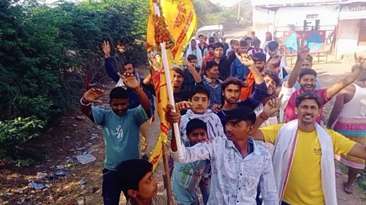 पैदल यात्रा में श्याम भजनों पर थिरके भक्त