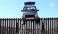 Camioneta de narcos se atora en la linea fronteriza