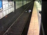 Mujer cae a las vias de Tren