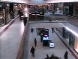 Ladrones asaltan una joyería en motocicleta dentro de un centro comercial
