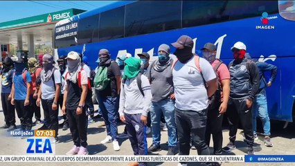 Normalistas bloquean la autopista del Sol para exigir justicia para  Yanqui Kothan Gómez