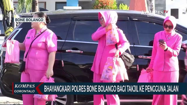 Bhayangkari Polres Bone Bolango Bagi Takjil ke Pengguna Jalan