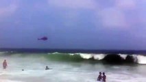 Helicóptero de bomberos cae en las playas de Copacabana en Rio De Janeiro