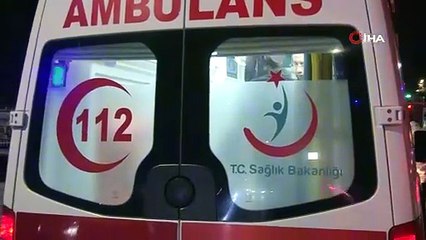 Kadıköy'de kontrolden çıkan araç park halindeki otomobile çarptı: 2 yaralı