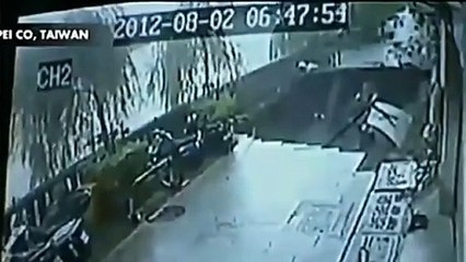 Скачать видео: Hombre cae a enorme agujero mientras caminaba por esta banqueta