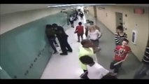 Brutalidad policiaca Policia es acusado de romperle el brazo a una chica dentro de una escuela