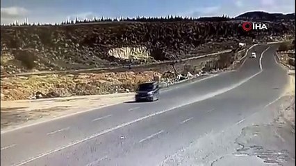 U dönüşü yapan motosiklete minibüsün çarptığı kaza kamerada: 1 ölü