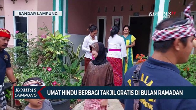 Toleransi, Umat Hindu Berbagi Takjil Gratis di Bulan Ramadan