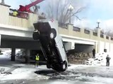 WTF Camión cae a través del hielo