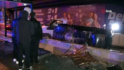 Bahçelievler E-5 Karayolu’nda otomobil, otobüs durağına çarparak takla attı