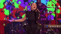 Karmin cantando Brokenhearted en Times Square en espera del Año Nuevo 2013