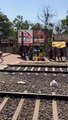 Video: अपराध रोकने रेलवे ने गेट किया बंद तो यात्री करने लगे यह बड़ी गलती