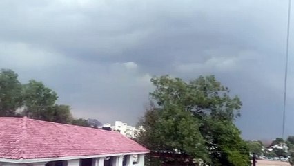 Video: आसमान में घिर आए बादल, चलने लगी तेज हवाएं