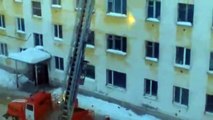 Derriba un trozo de nieve a un bombero por las escaleras en Rusia