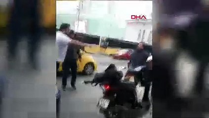 Şişli'de kaza yaptı, '50 dosyam var' diyerek sürücünün üzerine yürüdü