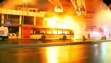 İstanbul'da korkutan yangın! Alevler iki dükkan ve otobüsü sardı