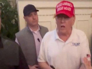 Donald Trump flirta con una donna a Mar-a-Lago: «Mi fai impazzire»