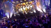 Ellie Goulding performs Lights during Rockin Eve 13