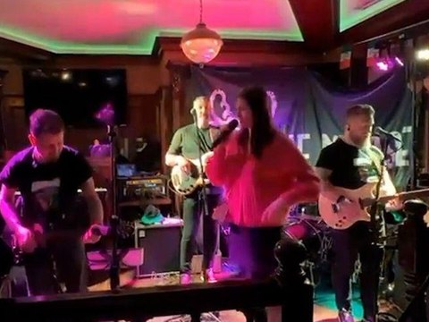 Sophie Ellis-Bextor si unisce a una band irlandese per cantare a sorpresa la sua hit del 2001