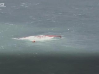 Petroliera sudcoreana si ribalta in mare al largo del Giappone