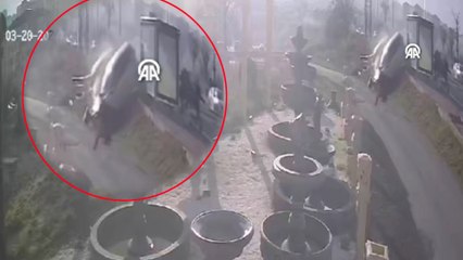 Kaza yapan otomobiller savrularak otobüs durağını teğet geçti