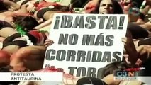 Semidesnudos protestan en contra de las corridas de Toros en el Monumento a la Revolución
