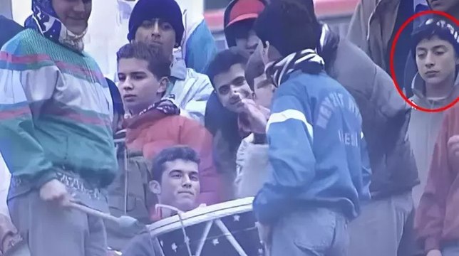 Başında Beşiktaş şapkası, üstünde delik deşik mont... O artık sahnelerin çılgın çocuğu!