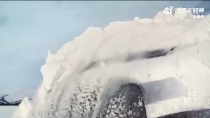 L'auto che si leva la neve da sola